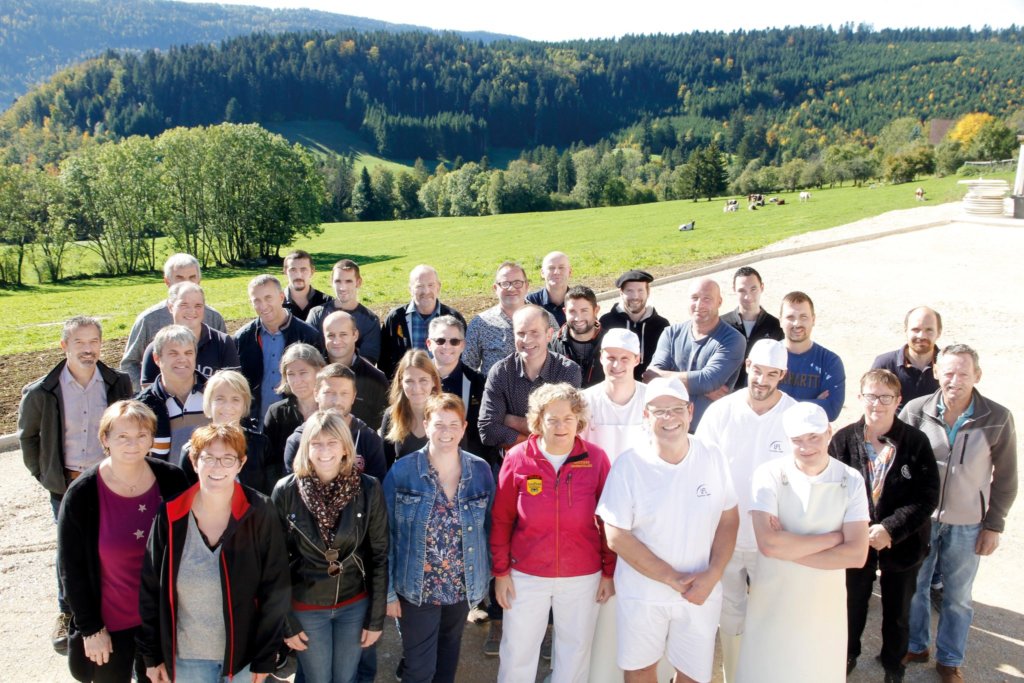 Les coopérateurs de Charmauvillers ont profité du soleil d’automne pour se réunir près de leur fromagerie