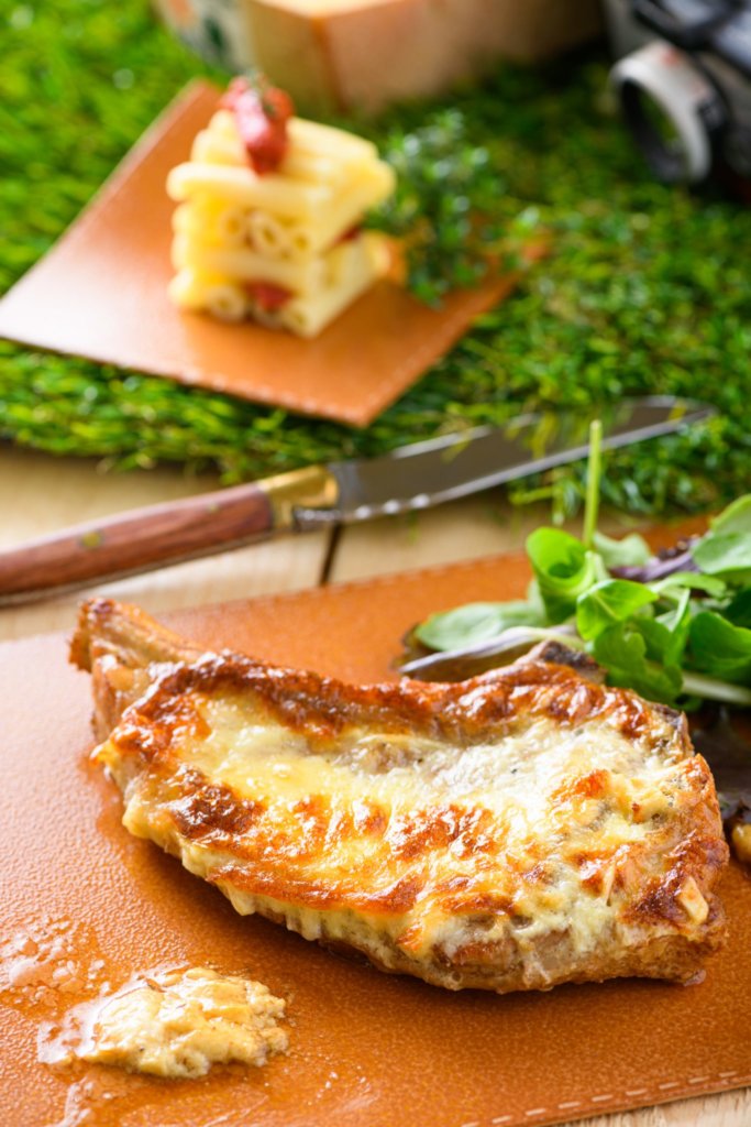 Côte de veau gratinée à la crème d'ail et Comté