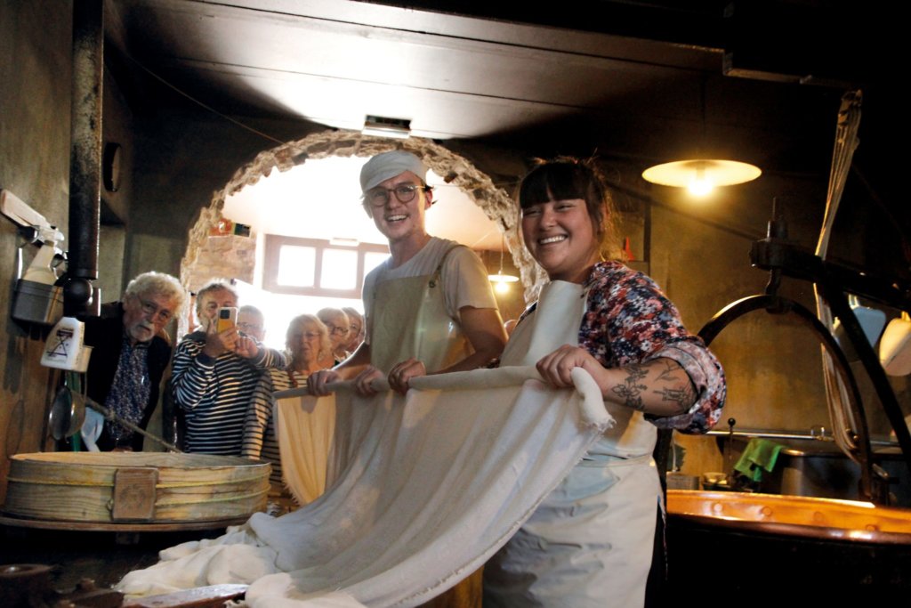 Paco et Amandine soutirent à la toile l’unique fromage du jour