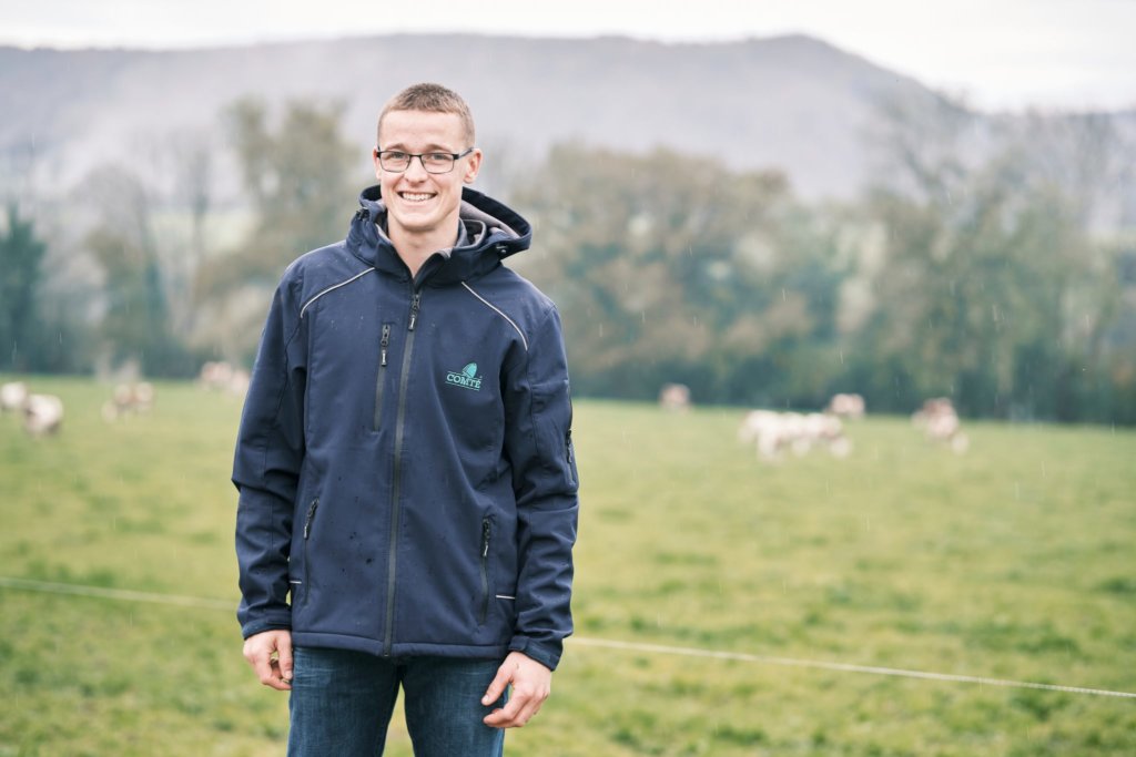 Théo Languille vit comme une chance d’être devenu producteur de lait à Comté. Son investissement découle de cet enthousiasme. Photo Loris Faé