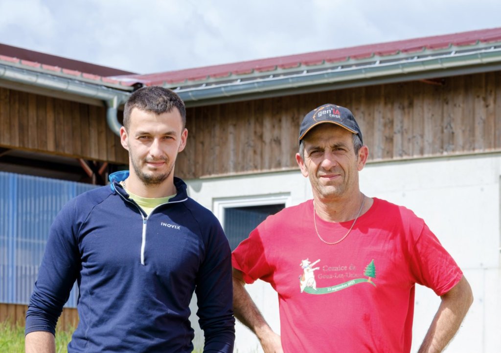 Baptiste et Philippe Girard devant leur nouveau bâtiment d’élevage construit en 2022. L. Faé