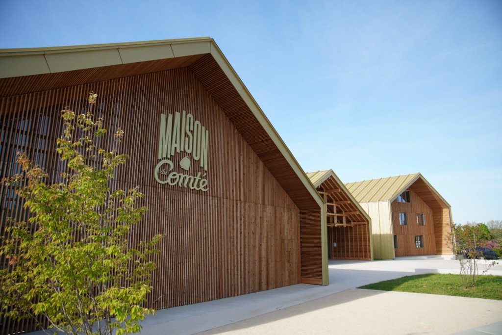 Facade maison du Comté FCINQ, Josué Pichot et Mickaël Noiville