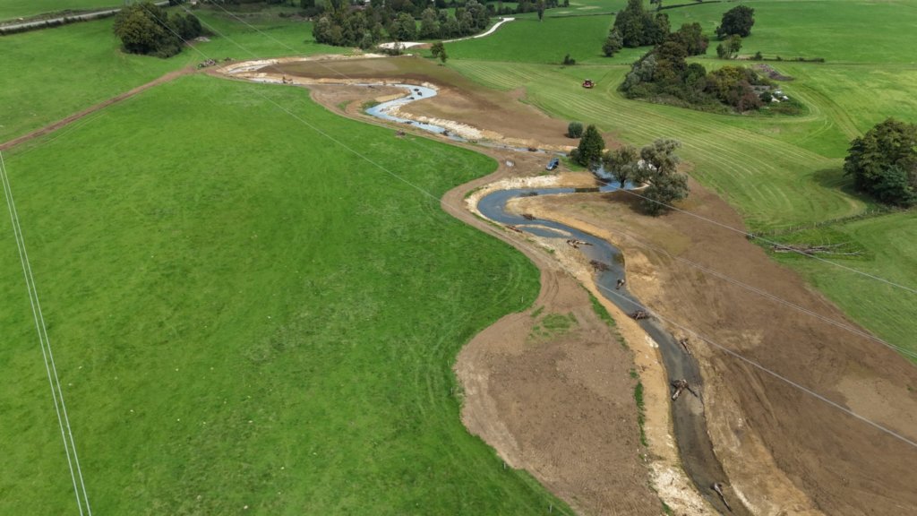 Le Suran a retrouvé une partie de ses méandres initiaux sur 1,5 km à Val Suran. Les berges seront replantées cet hiver. Photo SR3A
