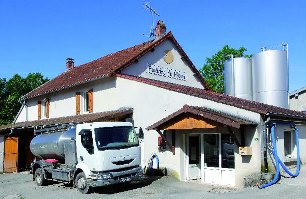 Chaque matin, le fromager part collecter le lait des producteurs pour le transformer en un Comté aux notes fruitées originales. (Photo © CIGC/Petit)