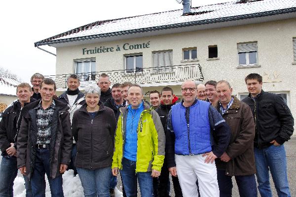 Les sociétaires d’Arc-sous-Cicon emmenés par leur Président, Pascal Nicod (premier rang à gauche) et Paul Michel, vice-président chargé des travaux (au centre, blouson fluo). (Photo © CIGC/Petit)