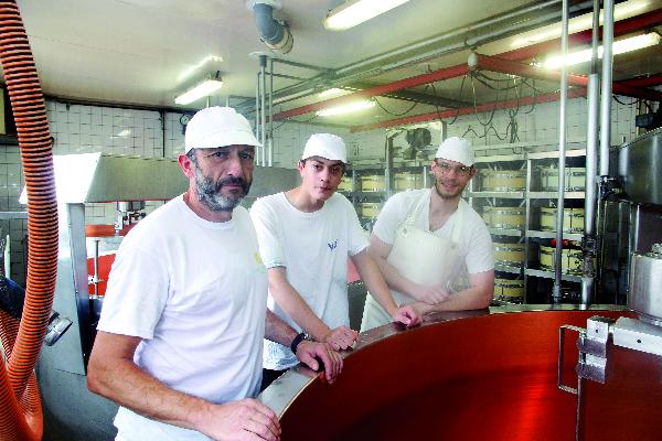 Dominique Bonnefoy et Thibaut Joliot entourent le jeune apprenti, Alessandro Nicod.