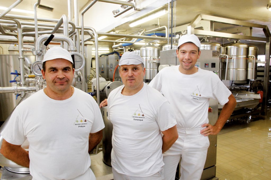 Philippe Meunier (à gauche) avec l’aide-fromager,