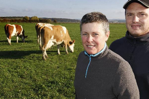 Cousins, Céline et Anthony Buatois élèvent des Simmentals comme leurs pères et leur grand-père avant eux. (Photo © CIGC/Petit)