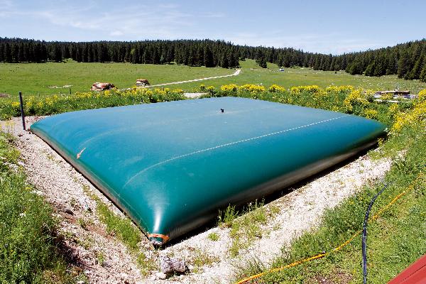 L’eau est stockée dans un ballon tampon et dans cette citerne souple pouvant contenir 150 m3.