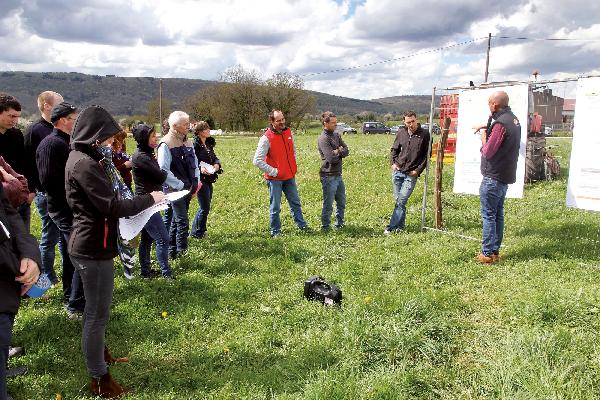 Florian Anselme présente l’étude de son collègue Pierre-Emmanuel Belot, lors d’un atelier Herbe le 13 avril à Chay.