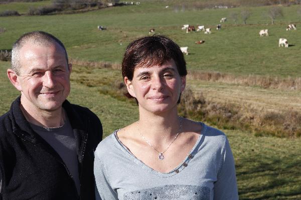 Céline et Xavier Chambelland bichonnent tout l’été leurs 70 hectares d’herbe en prairies permanentes, situés dans un rayon de 1,5 km autour de la ferme. (Photo © CIGC/Petit)