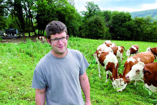 Camille Marguet et son salarié n’ont mis que quelques jours à habituer les vaches à ce nouvel équipement. (Photo © CIGC/Petit)