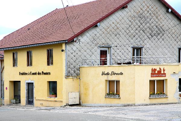 Le magasin est ouvert tous les jours et fait aussi dépôt de pain. (photo © CIGC / T. Petit)