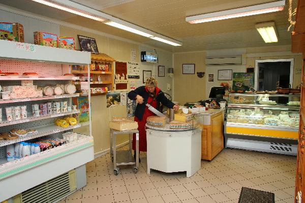 La fruitière vous propose de découvrir ses produits dans les deux magasins de Pont-de-Poitte (ci-dessus) et de Clairvaux. Vous y trouverez de nombreux fromages AOP et d'autres produits de la région. (photo © CIGC/Petit)