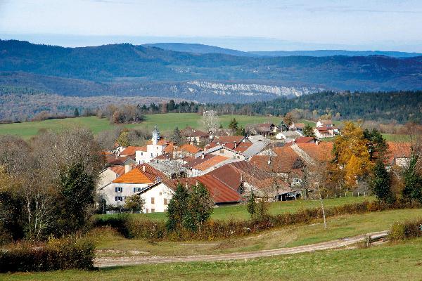 Le village de Chevillard sur les hauteurs de Saint-Martin-du-Fresne.