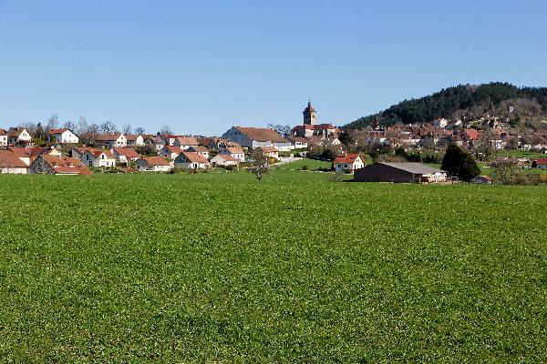 La petite ville d'Orgelet apporte au territoire les services de proximité indispensables aux populations qui y vivent. La fruitière y a ouvert un magasin. (Photo © CIGC/Petit)