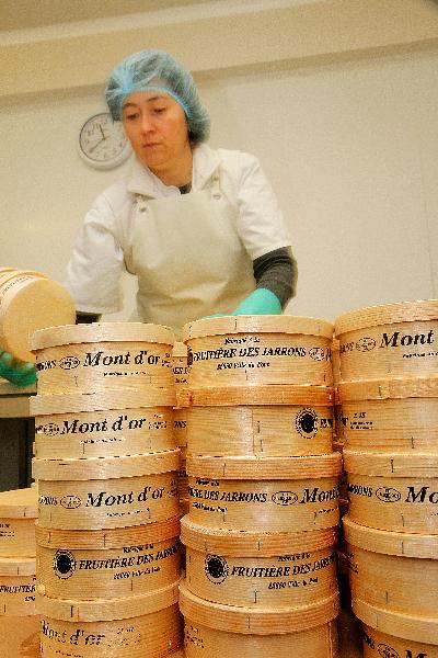 En plus du Comté, la fruitière produit 170 tonnes de Mont d'Or par an (© Photo CIGC/Petit).