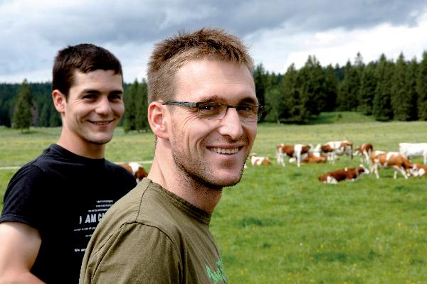 Anaël et Quentin Michaud auprès de leurs vaches en alpage.