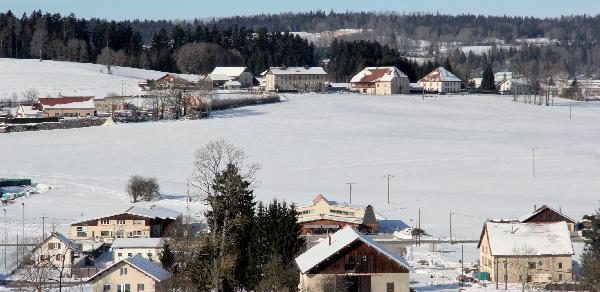 Le val de Morteau est soumis à la concurrence des usages du sol. Les agriculteurs tentent autant que possible de construire leurs bâtiments agricoles loin des zones pavillonnaires en plein essor. (photo ©CIGC/Petit)