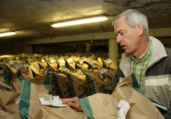 Éric de Lamarlière, technicien CIGC, réalise des contrôles chez les fabricants d'aliments du bétail.