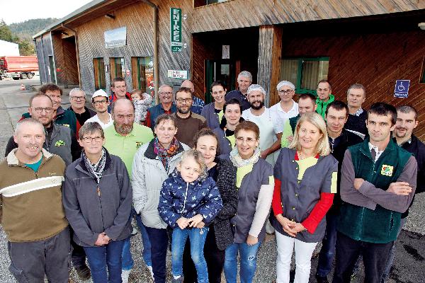 Une partie des 31 producteurs, des 6 vendeuses et de l’équipe de fromagers réunie devant la fromagerie.