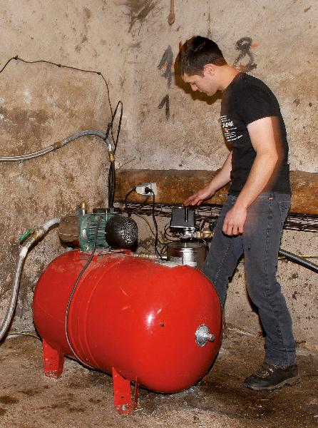 Le surpresseur, qui distribue l’eau dans les abreuvoirs, est couplé à un variateur électrique pour un démarrage en douceur et éviter ainsi de tirer trop d’électricité d’un coup sur les batteries des panneaux solaires.