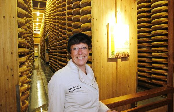 Bernadette Delange durant sa sélection de Comté aux caves du fort Saint-Antoine. (Photo © CIGC/T. Petit)