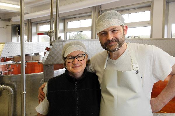 Ils ont chacun leur façon de procéder à l’atelier, mais le résultat est toujours le même : un bon Comté ! (Photo © CIGC/Petit)