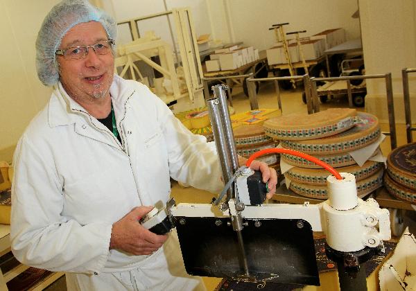 Bernard Petetin est gérant de l'atelier de conditionnement Comté Mont Jura VPC (vente par correspondance). (Photo © CIGC/Petit)