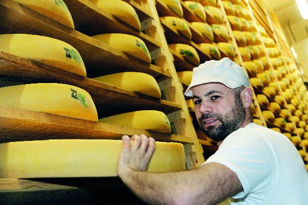 Xavier Renaud évolue en symbiose avec le Président, Mickaël Faivre, et les 12 sociétaires de la fruitière « Juste à Comté »