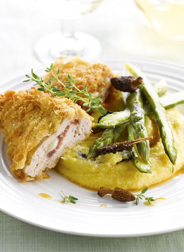 cordon_bleu_de_pintade_au_comte_et_jambon__polenta_parfumee_au_comte_morilles_et_asperges_vertes-cigc_luk_thys.jpg