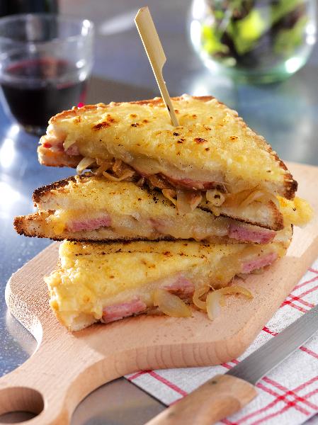 croque_monsieur_au_comte_saucisse_de_morteau_oignons-cigc_image_et_associes_v2.jpg