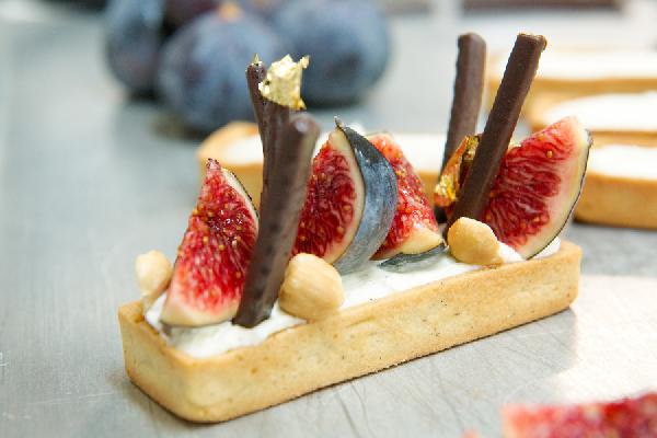 la_tartelette_aux_figues__creme_de_mascarpone_et_batonnets_de_comte-cigc_luc_viatour_v2.jpg