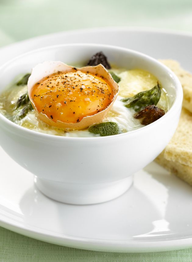 Oeufs cocotte aux morilles et Comté, asperges et noisettes - Comté