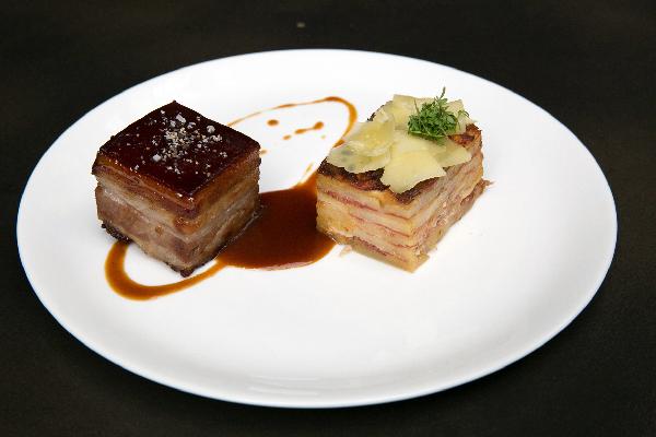 poitrine_de_cochon_fermier_confite_caramelisee_terrine_de_pommes_de_terre_et_comte-cigc_patrick_lazic_v2.jpg